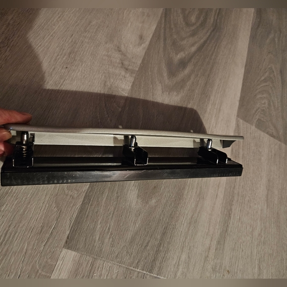 Bostitch 3-Hole Punch - Picture 4 of 6